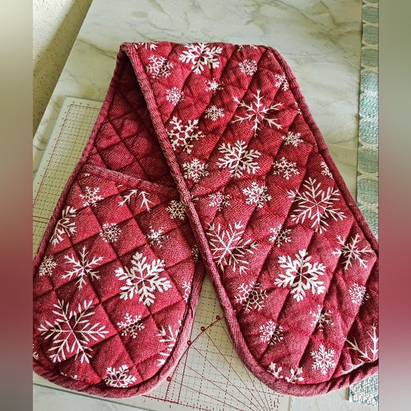 Christmas Snowflakes Oven Pot Holder - Picture 2 of 6